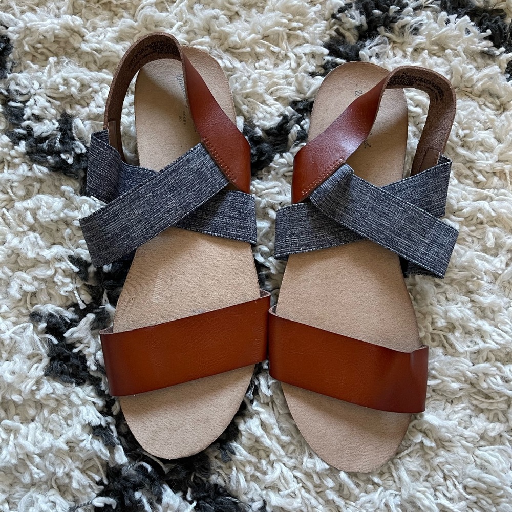 Universal Thread Tan and Gray Cross-Strap Sandals